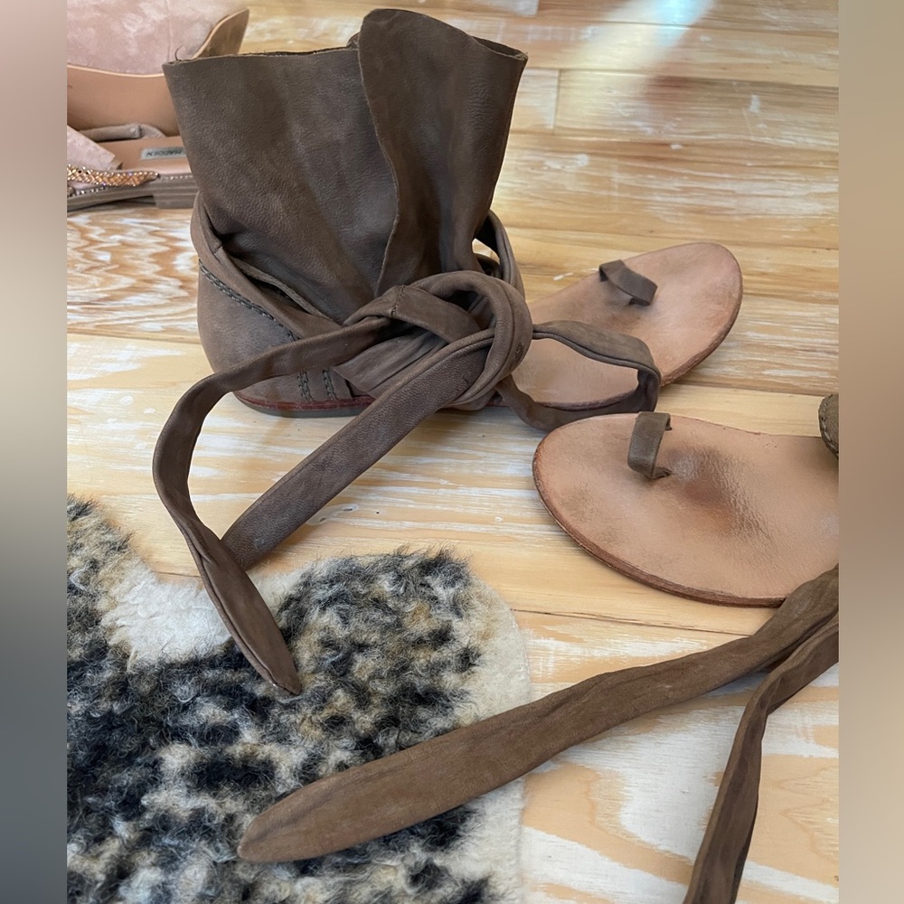 Free people sandals tan genuine leather size 40 worn 10 times